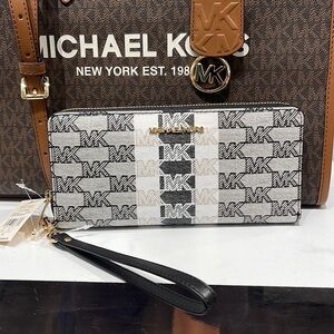 MICHAEL KORS Leather Continental Phone Holder Wristlet Wallet 
Black 
NWT